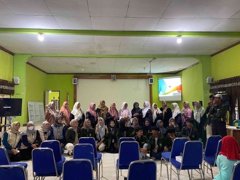 Foto bersama saat kegiatan berlangsung. (Sumber: KKN Unisnu Desa Menawan)