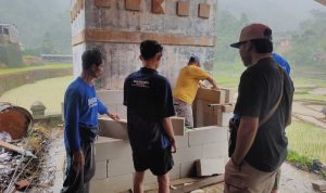 Tim KKN Unisnu Desa Tempur bantu pembuatan tempat pembakaran sampah bersama pengelola Bank Sampah Desa Tempur.