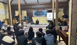 Diskusi tingkatkan nilai jual ampas kopi oleh tim KKN Unisnu Desa Tempur dengan Kelompok Pemuda Desa Tempur. (KKN Unisnu Desa Tempur)