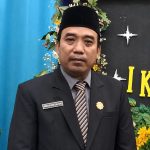 Di sebuah desa sederhana bernama Blebak, Jepara, lahir seorang anak yang kelak mengabdikan hidupnya untuk dunia pendidikan. Ia adalah Abdullah Hafid, S.Ag., M.Pd., sosok pendidik yang meyakini bahwa kesuksesan bukan hanya diukur dari jabatan atau harta, melainkan dari keberkahan ilmu dan manfaat yang diberikan kepada orang lain. Perjalanan hidupnya dipenuhi perjuangan, hingga akhirnya dipercaya memimpin sebuah madrasah. Semua itu berawal dari didikan orang tua yang sederhana, tetapi memiliki keyakinan besar bahwa pendidikan adalah jalan terbaik untuk mengubah masa depan. Abdullah Khafid merupakan anak ketiga dari lima bersaudara, putra pasangan Haji Muhammad Shodiq dan Hajah Senipah. Meski hidup dalam keterbatasan, kedua orang tuanya menanamkan pentingnya menyeimbangkan ilmu agama dan ilmu umum. Berkat prinsip tersebut, seluruh anak mereka berhasil menempuh pendidikan tinggi, bahkan empat di antaranya pernah menjadi kepala sekolah. Sejak kecil, Abdullah Hafid dididik untuk mandiri dengan membantu pekerjaan rumah dan bertani. Pengalaman itu membentuk karakter pekerja keras, disiplin, dan bertanggung jawab. Perjalanan pendidikannya penuh perjuangan. Ia harus berjalan kaki menuju SD karena belum ada MI di desanya, kemudian bersepeda melewati sawah dan jalan berlumpur saat bersekolah di MTs. Setelah lulus MA, pada tahun 1992 ia melanjutkan studi di Fakultas Syari'ah IAIN Semarang. Semangat belajarnya terus berlanjut melalui Pendidikan Profesi Guru (PPG) hingga meraih gelar Magister Pendidikan Islam (M.Pd.I.). Memilih menjadi guru, Abdullah Hafid tetap mengajar meski menerima honor yang sangat kecil karena meyakini profesi tersebut sebagai jalan pengabdian yang penuh keberkahan. Pada tahun 2004, ia menikah dan dikaruniai dua orang anak. Bersama sang istri, ia saling mendukung, menyemangati, dan berdiskusi dalam menjalani kehidupan keluarga maupun pengabdian di dunia pendidikan. Dedikasinya membuat ia dipercaya menjadi Wakil Kepala Bidang Kurikulum, Kepala Tata Usaha, kemudian kembali menjabat sebagai Wakil Kepala Bidang Kurikulum. Pada tahun 2026, ia diamanahi sebagai Kepala MA Mathalibul Huda Mlonggo. Di bawah kepemimpinannya, madrasah terus berkembang melalui penguatan kedisiplinan, budaya religius, pembinaan karakter, serta pengembangan program keterampilan seperti otomotif, tata boga, tata busana, dan multimedia. Bagi Abdullah Hafid, menjadi guru adalah jalan untuk memberi manfaat. Prinsip hidupnya sejalan dengan sabda Rasulullah saw., Khairun-nāsi anfa'uhum lin-nās, "Sebaik-baik manusia adalah yang paling bermanfaat bagi manusia lainnya." Ia juga meyakini, Tsawābuka bita'abika, "Pahalamu sesuai dengan keletihan atau perjuanganmu," sehingga setiap usaha harus dijalani dengan ikhlas karena mengharap rida Allah, bukan imbalan manusia. Kepada Generasi Z, ia berpesan agar terus menuntut ilmu, bekerja keras, dan menjaga keikhlasan. Sebagaimana firman Allah Swt. dalam Surah Al-Mujadalah ayat 11, Allah akan mengangkat derajat orang-orang yang beriman dan berilmu. Baginya, ilmu, keikhlasan, dan pengabdian adalah kunci meraih keberkahan hidup sekaligus menjadi manusia yang bermanfaat bagi sesama.