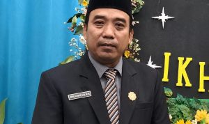 Di sebuah desa sederhana bernama Blebak, Jepara, lahir seorang anak yang kelak mengabdikan hidupnya untuk dunia pendidikan. Ia adalah Abdullah Hafid, S.Ag., M.Pd., sosok pendidik yang meyakini bahwa kesuksesan bukan hanya diukur dari jabatan atau harta, melainkan dari keberkahan ilmu dan manfaat yang diberikan kepada orang lain. Perjalanan hidupnya dipenuhi perjuangan, hingga akhirnya dipercaya memimpin sebuah madrasah. Semua itu berawal dari didikan orang tua yang sederhana, tetapi memiliki keyakinan besar bahwa pendidikan adalah jalan terbaik untuk mengubah masa depan. Abdullah Khafid merupakan anak ketiga dari lima bersaudara, putra pasangan Haji Muhammad Shodiq dan Hajah Senipah. Meski hidup dalam keterbatasan, kedua orang tuanya menanamkan pentingnya menyeimbangkan ilmu agama dan ilmu umum. Berkat prinsip tersebut, seluruh anak mereka berhasil menempuh pendidikan tinggi, bahkan empat di antaranya pernah menjadi kepala sekolah. Sejak kecil, Abdullah Hafid dididik untuk mandiri dengan membantu pekerjaan rumah dan bertani. Pengalaman itu membentuk karakter pekerja keras, disiplin, dan bertanggung jawab. Perjalanan pendidikannya penuh perjuangan. Ia harus berjalan kaki menuju SD karena belum ada MI di desanya, kemudian bersepeda melewati sawah dan jalan berlumpur saat bersekolah di MTs. Setelah lulus MA, pada tahun 1992 ia melanjutkan studi di Fakultas Syari'ah IAIN Semarang. Semangat belajarnya terus berlanjut melalui Pendidikan Profesi Guru (PPG) hingga meraih gelar Magister Pendidikan Islam (M.Pd.I.). Memilih menjadi guru, Abdullah Hafid tetap mengajar meski menerima honor yang sangat kecil karena meyakini profesi tersebut sebagai jalan pengabdian yang penuh keberkahan. Pada tahun 2004, ia menikah dan dikaruniai dua orang anak. Bersama sang istri, ia saling mendukung, menyemangati, dan berdiskusi dalam menjalani kehidupan keluarga maupun pengabdian di dunia pendidikan. Dedikasinya membuat ia dipercaya menjadi Wakil Kepala Bidang Kurikulum, Kepala Tata Usaha, kemudian kembali menjabat sebagai Wakil Kepala Bidang Kurikulum. Pada tahun 2026, ia diamanahi sebagai Kepala MA Mathalibul Huda Mlonggo. Di bawah kepemimpinannya, madrasah terus berkembang melalui penguatan kedisiplinan, budaya religius, pembinaan karakter, serta pengembangan program keterampilan seperti otomotif, tata boga, tata busana, dan multimedia. Bagi Abdullah Hafid, menjadi guru adalah jalan untuk memberi manfaat. Prinsip hidupnya sejalan dengan sabda Rasulullah saw., Khairun-nāsi anfa'uhum lin-nās, "Sebaik-baik manusia adalah yang paling bermanfaat bagi manusia lainnya." Ia juga meyakini, Tsawābuka bita'abika, "Pahalamu sesuai dengan keletihan atau perjuanganmu," sehingga setiap usaha harus dijalani dengan ikhlas karena mengharap rida Allah, bukan imbalan manusia. Kepada Generasi Z, ia berpesan agar terus menuntut ilmu, bekerja keras, dan menjaga keikhlasan. Sebagaimana firman Allah Swt. dalam Surah Al-Mujadalah ayat 11, Allah akan mengangkat derajat orang-orang yang beriman dan berilmu. Baginya, ilmu, keikhlasan, dan pengabdian adalah kunci meraih keberkahan hidup sekaligus menjadi manusia yang bermanfaat bagi sesama.
