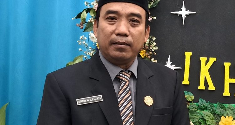 Di sebuah desa sederhana bernama Blebak, Jepara, lahir seorang anak yang kelak mengabdikan hidupnya untuk dunia pendidikan. Ia adalah Abdullah Hafid, S.Ag., M.Pd., sosok pendidik yang meyakini bahwa kesuksesan bukan hanya diukur dari jabatan atau harta, melainkan dari keberkahan ilmu dan manfaat yang diberikan kepada orang lain. Perjalanan hidupnya dipenuhi perjuangan, hingga akhirnya dipercaya memimpin sebuah madrasah. Semua itu berawal dari didikan orang tua yang sederhana, tetapi memiliki keyakinan besar bahwa pendidikan adalah jalan terbaik untuk mengubah masa depan. Abdullah Khafid merupakan anak ketiga dari lima bersaudara, putra pasangan Haji Muhammad Shodiq dan Hajah Senipah. Meski hidup dalam keterbatasan, kedua orang tuanya menanamkan pentingnya menyeimbangkan ilmu agama dan ilmu umum. Berkat prinsip tersebut, seluruh anak mereka berhasil menempuh pendidikan tinggi, bahkan empat di antaranya pernah menjadi kepala sekolah. Sejak kecil, Abdullah Hafid dididik untuk mandiri dengan membantu pekerjaan rumah dan bertani. Pengalaman itu membentuk karakter pekerja keras, disiplin, dan bertanggung jawab. Perjalanan pendidikannya penuh perjuangan. Ia harus berjalan kaki menuju SD karena belum ada MI di desanya, kemudian bersepeda melewati sawah dan jalan berlumpur saat bersekolah di MTs. Setelah lulus MA, pada tahun 1992 ia melanjutkan studi di Fakultas Syari'ah IAIN Semarang. Semangat belajarnya terus berlanjut melalui Pendidikan Profesi Guru (PPG) hingga meraih gelar Magister Pendidikan Islam (M.Pd.I.). Memilih menjadi guru, Abdullah Hafid tetap mengajar meski menerima honor yang sangat kecil karena meyakini profesi tersebut sebagai jalan pengabdian yang penuh keberkahan. Pada tahun 2004, ia menikah dan dikaruniai dua orang anak. Bersama sang istri, ia saling mendukung, menyemangati, dan berdiskusi dalam menjalani kehidupan keluarga maupun pengabdian di dunia pendidikan. Dedikasinya membuat ia dipercaya menjadi Wakil Kepala Bidang Kurikulum, Kepala Tata Usaha, kemudian kembali menjabat sebagai Wakil Kepala Bidang Kurikulum. Pada tahun 2026, ia diamanahi sebagai Kepala MA Mathalibul Huda Mlonggo. Di bawah kepemimpinannya, madrasah terus berkembang melalui penguatan kedisiplinan, budaya religius, pembinaan karakter, serta pengembangan program keterampilan seperti otomotif, tata boga, tata busana, dan multimedia. Bagi Abdullah Hafid, menjadi guru adalah jalan untuk memberi manfaat. Prinsip hidupnya sejalan dengan sabda Rasulullah saw., Khairun-nāsi anfa'uhum lin-nās, "Sebaik-baik manusia adalah yang paling bermanfaat bagi manusia lainnya." Ia juga meyakini, Tsawābuka bita'abika, "Pahalamu sesuai dengan keletihan atau perjuanganmu," sehingga setiap usaha harus dijalani dengan ikhlas karena mengharap rida Allah, bukan imbalan manusia. Kepada Generasi Z, ia berpesan agar terus menuntut ilmu, bekerja keras, dan menjaga keikhlasan. Sebagaimana firman Allah Swt. dalam Surah Al-Mujadalah ayat 11, Allah akan mengangkat derajat orang-orang yang beriman dan berilmu. Baginya, ilmu, keikhlasan, dan pengabdian adalah kunci meraih keberkahan hidup sekaligus menjadi manusia yang bermanfaat bagi sesama.