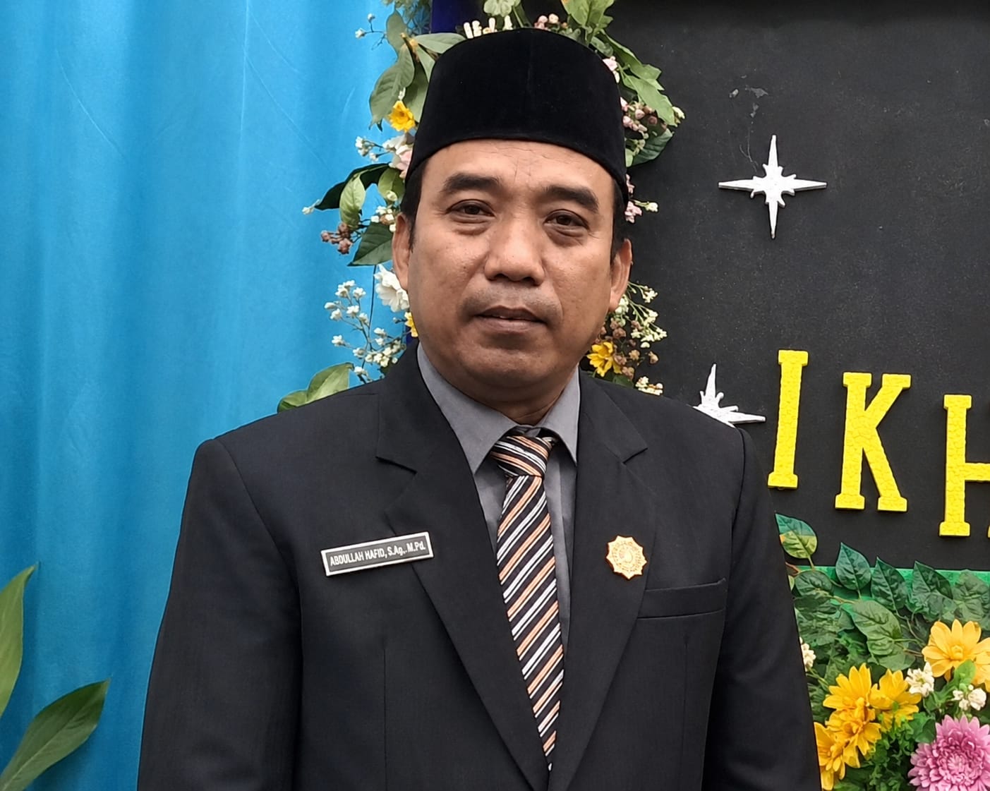 Di sebuah desa sederhana bernama Blebak, Jepara, lahir seorang anak yang kelak mengabdikan hidupnya untuk dunia pendidikan. Ia adalah Abdullah Hafid, S.Ag., M.Pd., sosok pendidik yang meyakini bahwa kesuksesan bukan hanya diukur dari jabatan atau harta, melainkan dari keberkahan ilmu dan manfaat yang diberikan kepada orang lain. Perjalanan hidupnya dipenuhi perjuangan, hingga akhirnya dipercaya memimpin sebuah madrasah. Semua itu berawal dari didikan orang tua yang sederhana, tetapi memiliki keyakinan besar bahwa pendidikan adalah jalan terbaik untuk mengubah masa depan. Abdullah Khafid merupakan anak ketiga dari lima bersaudara, putra pasangan Haji Muhammad Shodiq dan Hajah Senipah. Meski hidup dalam keterbatasan, kedua orang tuanya menanamkan pentingnya menyeimbangkan ilmu agama dan ilmu umum. Berkat prinsip tersebut, seluruh anak mereka berhasil menempuh pendidikan tinggi, bahkan empat di antaranya pernah menjadi kepala sekolah. Sejak kecil, Abdullah Hafid dididik untuk mandiri dengan membantu pekerjaan rumah dan bertani. Pengalaman itu membentuk karakter pekerja keras, disiplin, dan bertanggung jawab. Perjalanan pendidikannya penuh perjuangan. Ia harus berjalan kaki menuju SD karena belum ada MI di desanya, kemudian bersepeda melewati sawah dan jalan berlumpur saat bersekolah di MTs. Setelah lulus MA, pada tahun 1992 ia melanjutkan studi di Fakultas Syari'ah IAIN Semarang. Semangat belajarnya terus berlanjut melalui Pendidikan Profesi Guru (PPG) hingga meraih gelar Magister Pendidikan Islam (M.Pd.I.). Memilih menjadi guru, Abdullah Hafid tetap mengajar meski menerima honor yang sangat kecil karena meyakini profesi tersebut sebagai jalan pengabdian yang penuh keberkahan. Pada tahun 2004, ia menikah dan dikaruniai dua orang anak. Bersama sang istri, ia saling mendukung, menyemangati, dan berdiskusi dalam menjalani kehidupan keluarga maupun pengabdian di dunia pendidikan. Dedikasinya membuat ia dipercaya menjadi Wakil Kepala Bidang Kurikulum, Kepala Tata Usaha, kemudian kembali menjabat sebagai Wakil Kepala Bidang Kurikulum. Pada tahun 2026, ia diamanahi sebagai Kepala MA Mathalibul Huda Mlonggo. Di bawah kepemimpinannya, madrasah terus berkembang melalui penguatan kedisiplinan, budaya religius, pembinaan karakter, serta pengembangan program keterampilan seperti otomotif, tata boga, tata busana, dan multimedia. Bagi Abdullah Hafid, menjadi guru adalah jalan untuk memberi manfaat. Prinsip hidupnya sejalan dengan sabda Rasulullah saw., Khairun-nāsi anfa'uhum lin-nās, "Sebaik-baik manusia adalah yang paling bermanfaat bagi manusia lainnya." Ia juga meyakini, Tsawābuka bita'abika, "Pahalamu sesuai dengan keletihan atau perjuanganmu," sehingga setiap usaha harus dijalani dengan ikhlas karena mengharap rida Allah, bukan imbalan manusia. Kepada Generasi Z, ia berpesan agar terus menuntut ilmu, bekerja keras, dan menjaga keikhlasan. Sebagaimana firman Allah Swt. dalam Surah Al-Mujadalah ayat 11, Allah akan mengangkat derajat orang-orang yang beriman dan berilmu. Baginya, ilmu, keikhlasan, dan pengabdian adalah kunci meraih keberkahan hidup sekaligus menjadi manusia yang bermanfaat bagi sesama.