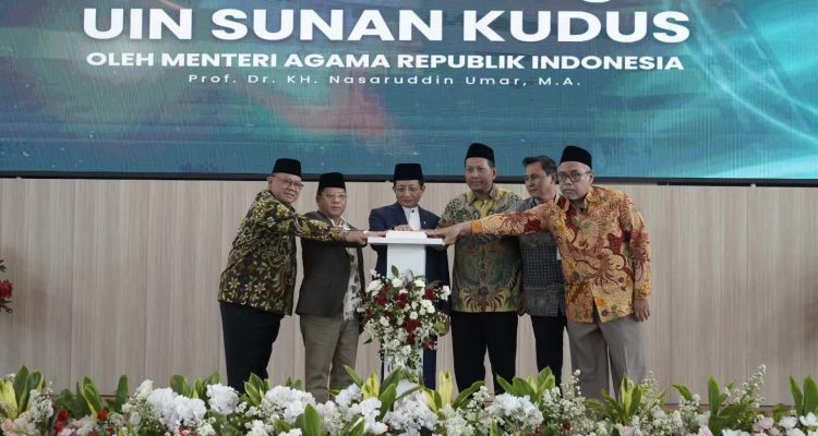 Menag RI Prof. Dr. KH. Nasaruddin Umar, M.A. bersama Sekjen Kemenag RI, Rektor UIN Sunan Kudus, dan jajaran secara resmi melaunching UIN Sunan Kudus, Kamis (20/8/2026).