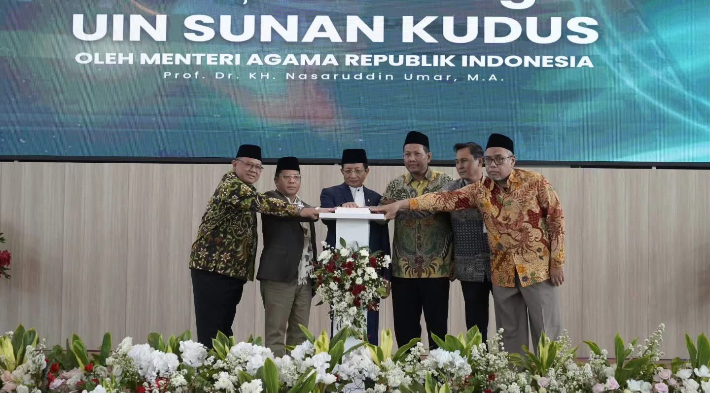 WhatsApp Image 2026-08-21 at 07.27.40 (1) Menag RI Prof. Dr. KH. Nasaruddin Umar, M.A. bersama Sekjen Kemenag RI, Rektor UIN Sunan Kudus, dan jajaran secara resmi melaunching UIN Sunan Kudus, Kamis (20/8/2026).