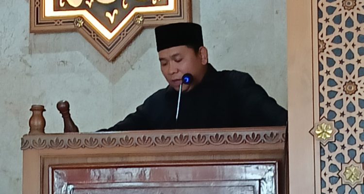 KH. Abdul Wahab Wakil Rektor Bidang III Sampaikan Kultum di Masjid Ar-Robbaniyyin