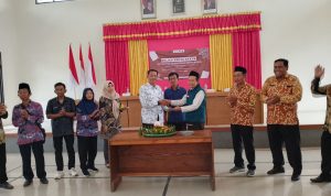 Doktor Nur Said selaku DPL KKN 65 bersama Kepala Desa Terban, Supeno, saat acara penutupan KKN.