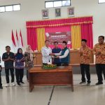 Doktor Nur Said DPL KKN 65 Bersama Kepala Desa Terban Supeno saat Penutupan KKN