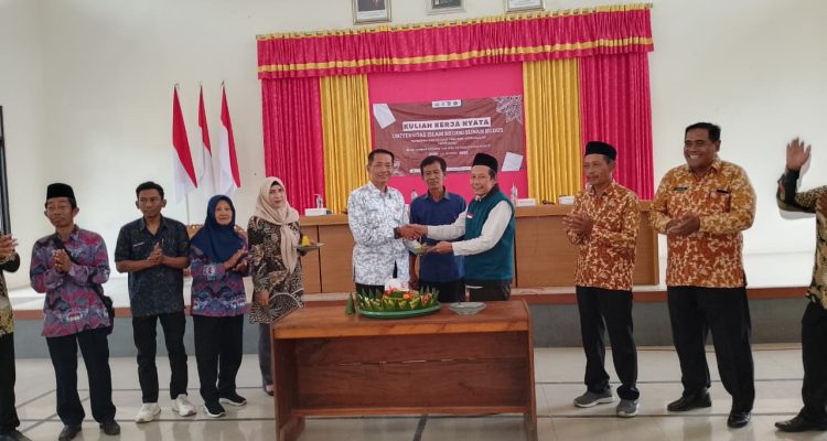 Doktor Nur Said DPL KKN 65 Bersama Kepala Desa Terban Supeno saat Penutupan KKN