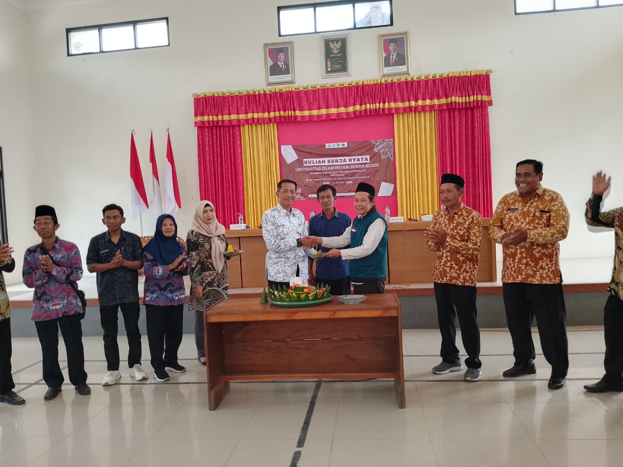 Doktor Nur Said DPL KKN 65 Bersama Kepala Desa Terban Supeno saat Penutupan KKN